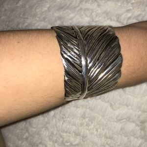 Feather arm cuff